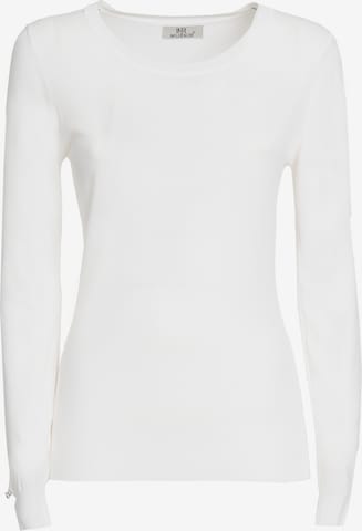 Influencer Sweater in White: front