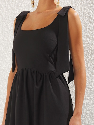 Trendyol Robe de soirée en noir, Vue avec produit