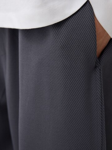 BershkaLoosefit Hlače - siva boja