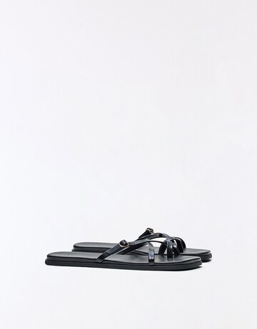 Bershka Ujjelválasztó-pántos szandál - fekete