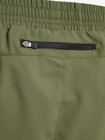 Regular Pantalon de sport Newline en vert