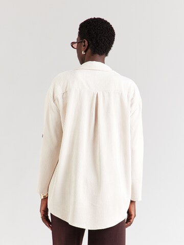 Hailys Blus 'Ro44bina' i beige