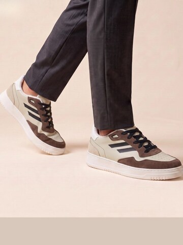 Baskets basses 'Bianco Brillante' PR1MO en marron : devant