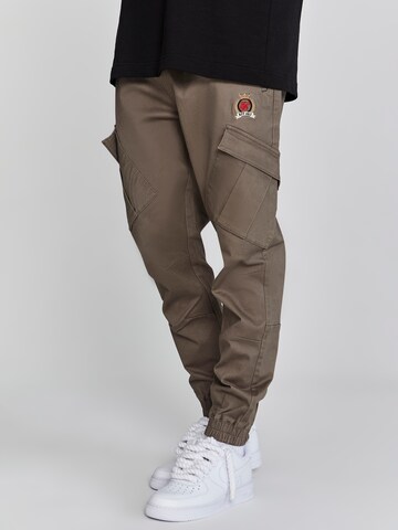Tapered Pantaloni cargo di SikSilk in marrone: frontale
