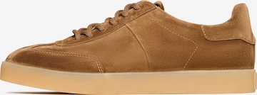 Baskets basses CESARE GASPARI en marron : devant