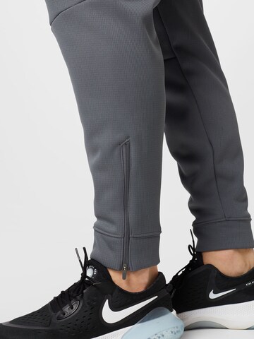 Effilé Pantalon de sport NIKE en gris