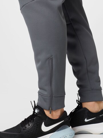 NIKE Tapered Sportbroek in Grijs