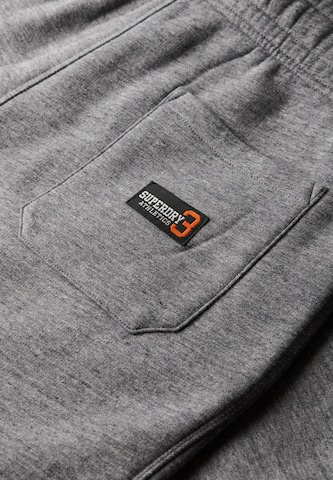Effilé Pantalon 'Essential' Superdry en gris