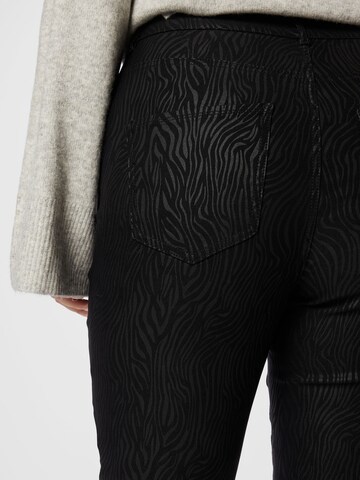 Vero Moda Curve Slimfit Kalhoty 'SOPHIA' – černá