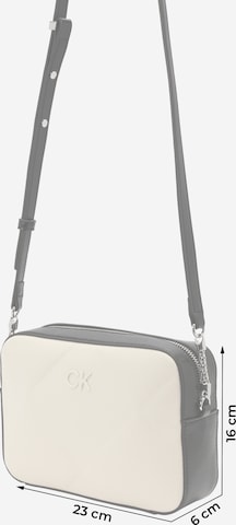 Calvin Klein Taška přes rameno – šedá