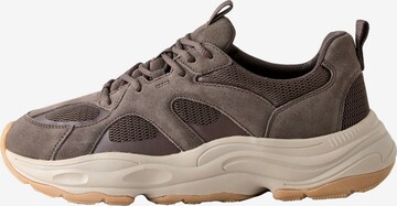 Baskets basses Next en marron : devant