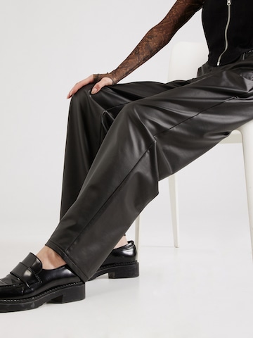 QS - regular Pantalón en negro