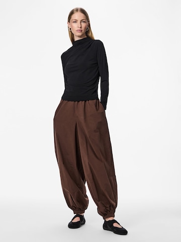 PIECES - Tapered Pantalón 'PCBella' en marrón