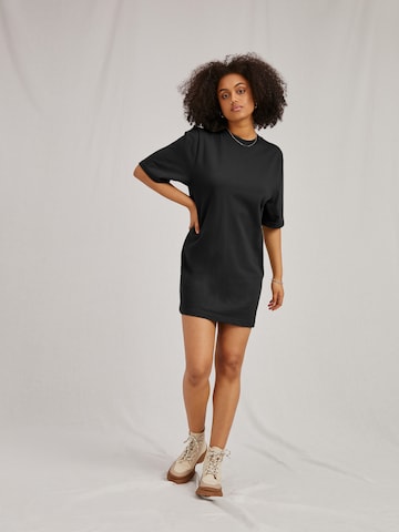 A LOT LESS Dress 'Izzie' in Black: front