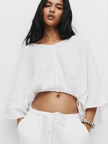 Pull&Bear Blouse in White: front