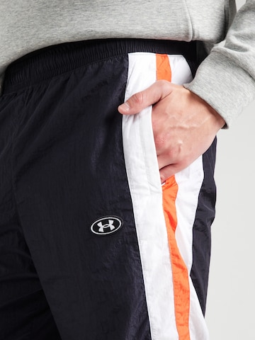 Effilé Pantalon de sport UNDER ARMOUR en noir