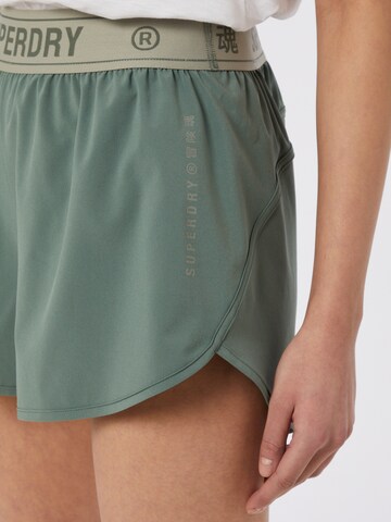 Superdry Loosefit Sportshorts in Grün