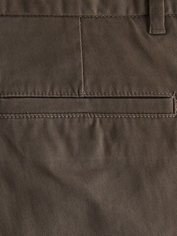 regular Pantaloni chino di Next in marrone