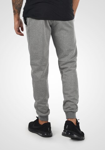 INDICODE JEANS Tapered Sweatpants 'Napanee' in Grau