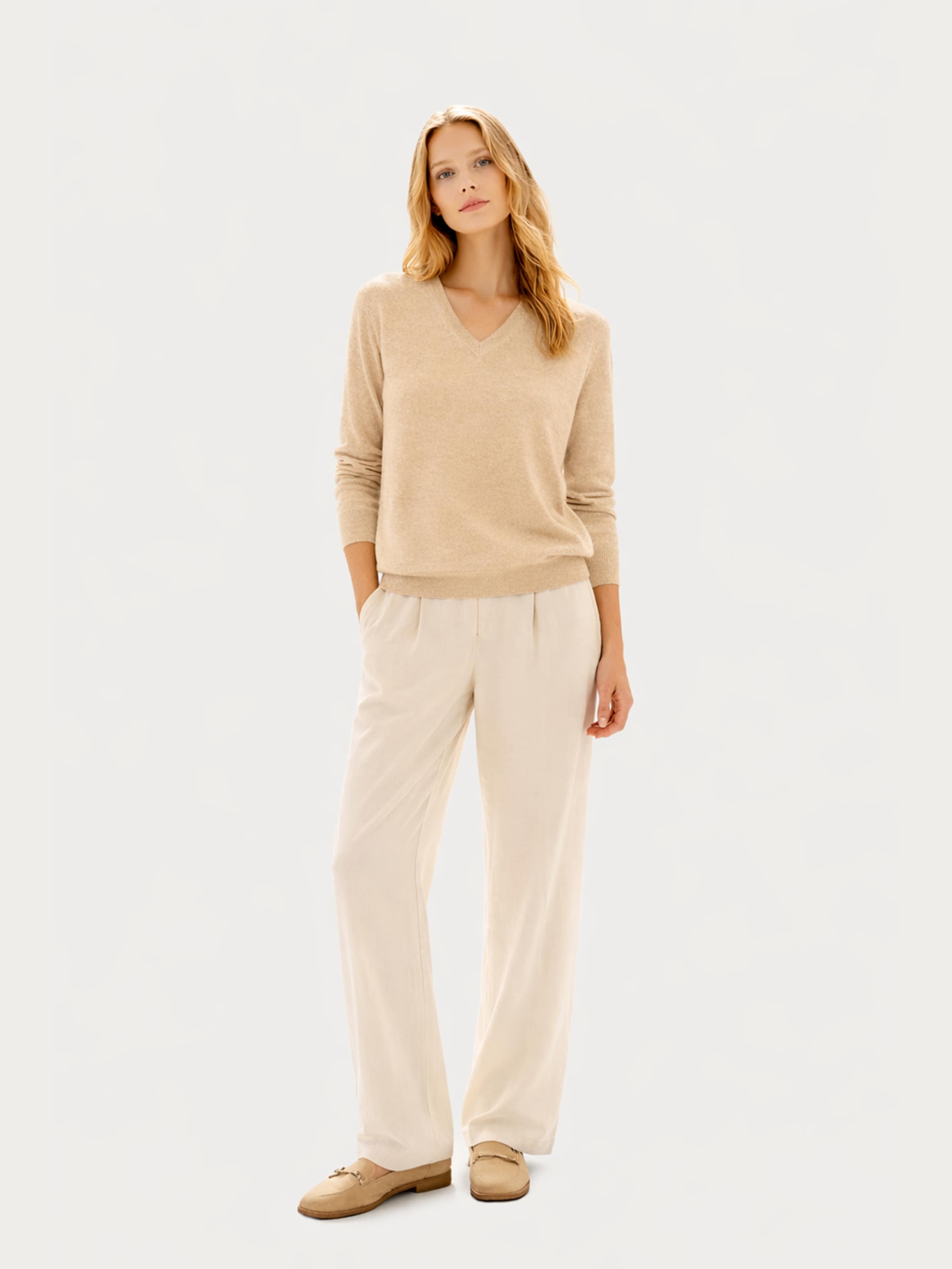 GOBI Cashmere Neulepaita 'Women's Timeless Cashmere V-Neck Sweater' värissä beige