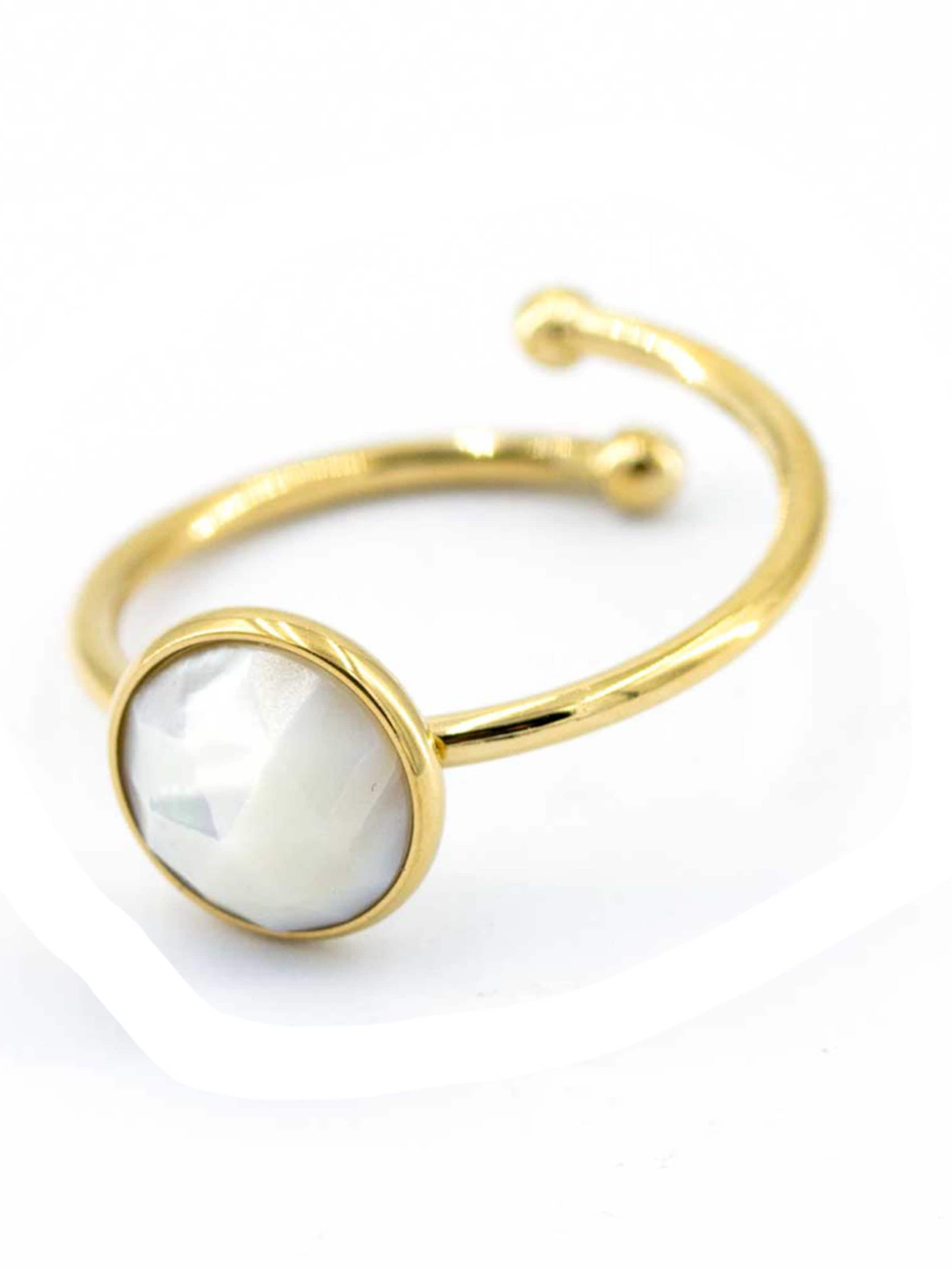 Sergio Engel Ring 'Beach Ring 01 Vergoldeter Edelstahlring mit Naturstein-Cabouchon'‌‌‌‌‌‌‌‌ in Weiß: Vorderseite