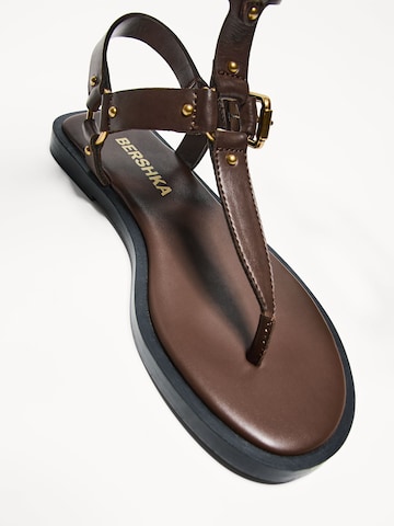 Tongs Bershka en marron