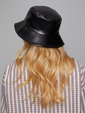 Pălărie 'Soraya' de la ABOUT YOU x Sharlota pe negru