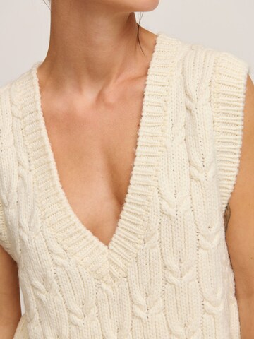 A LOT LESS - Pullover 'Florence' em branco