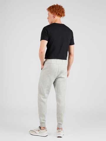 Nike Sportswear Tapered Housut 'TECH FLEECE' värissä harmaa