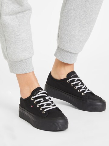 TOMMY HILFIGER Sneakers laag in Zwart: voorkant