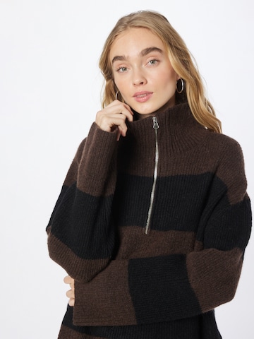 WEEKDAY Sweater 'Stay' in Brown