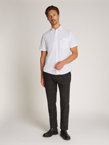 Coupe regular Chemise 'FLEX' TOMMY HILFIGER en blanc