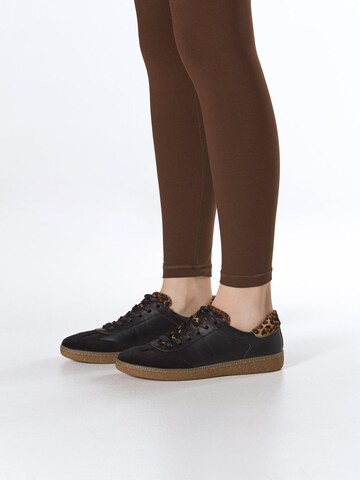 Estro Slip On '09-3223' in Schwarz