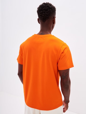 T-Shirt 'SURFER CAT' CAT by Maniita Lacitta en orange