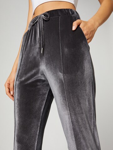 Guido Maria Kretschmer Women Конический (Tapered) Плиссированные брюки 'Rosina' в Серый