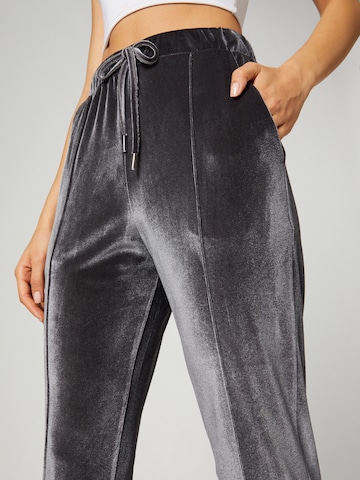 Tapered Pantaloni con piega frontale 'Rosina' di Guido Maria Kretschmer Women in grigio