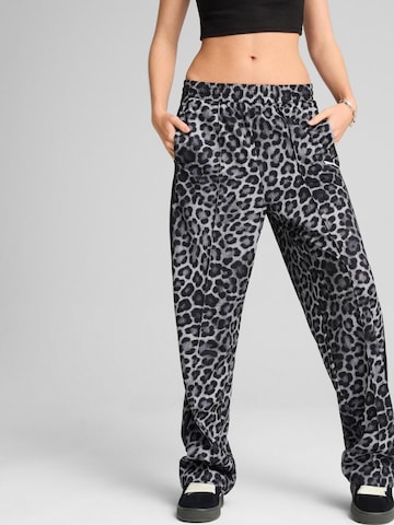 PUMA Regular Sporthose 'Puma T7 Leo Luxe Aop Straight Pants'‌‌‌‌‌‌‌‌‌‌ in Grau
