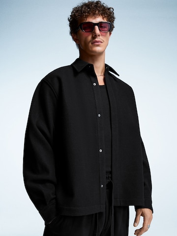 Giacca di mezza stagione di Bershka in nero: frontale