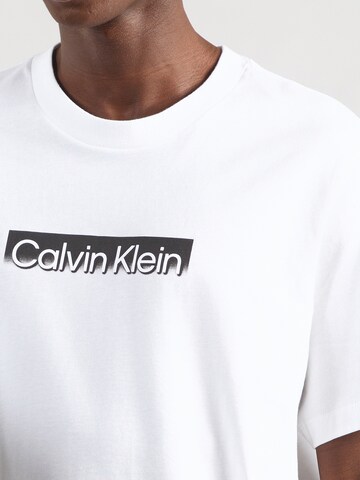 T-Shirt Calvin Klein en blanc