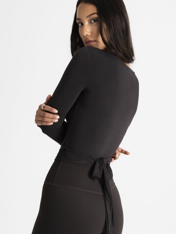 OMNANA Shirt 'MUSE™' in Braun