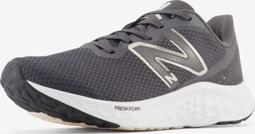 new balance Springsko 'Arishi V4' i grå: framsida