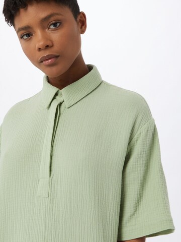 Rochie tip bluză 'Rubanier' de la Another Label pe verde