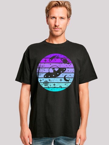 F4NT4STIC T-Shirt 'Retro Alien Weltraum Sonnenuntergang' in Schwarz: Vorderseite