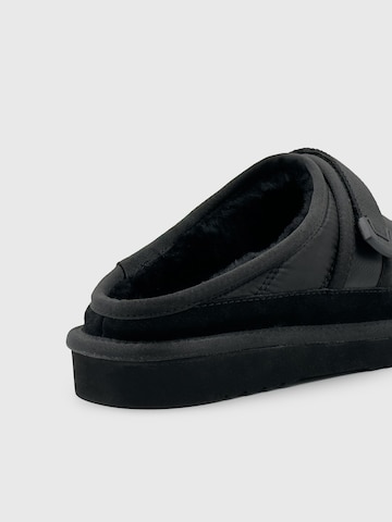 Mule 'Ease (Size runs small, order one size up)' Dutch'D en noir