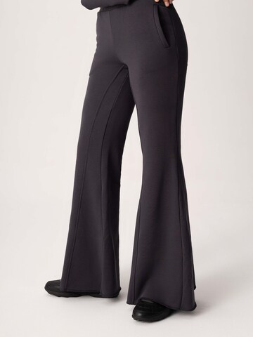 FEMSSY Rozkloszowany krój Spodnie 'LOOM SWEATPANTS GRAPHITE' w kolorze szary