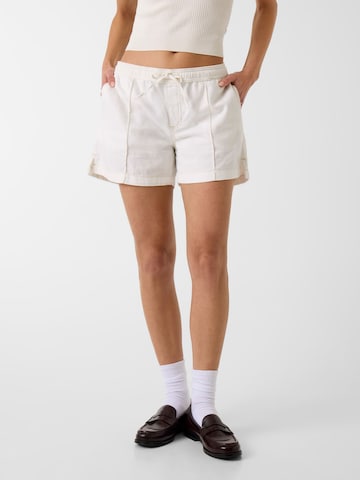 GUESS Loose fit Jeans in White: front