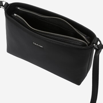 Calvin Klein Tasche 'Must' in Schwarz