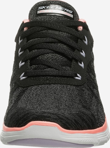 Baskets basses SKECHERS en noir