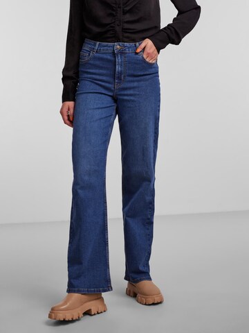 PIECES Bootcut Jeans 'PEGGY' in Blauw: voorkant