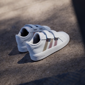 Chaussure de sport 'GRAND COURT 3.0' ADIDAS SPORTSWEAR en blanc